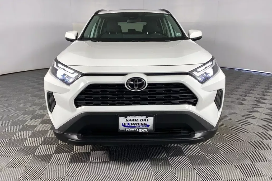 2022 Toyota RAV4 XLE photo 1