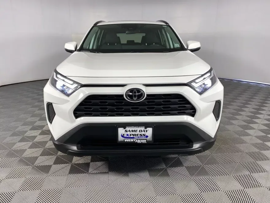 2022 Toyota RAV4 XLE photo 1