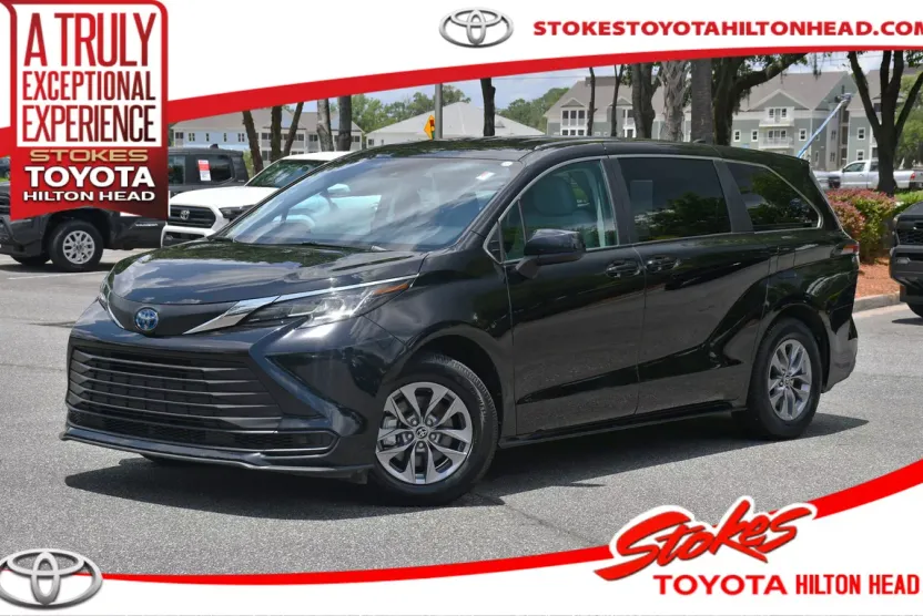 2023 Toyota Sienna LE photo 1
