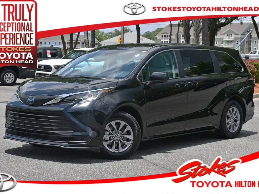 2023 Toyota Sienna LE photo 1