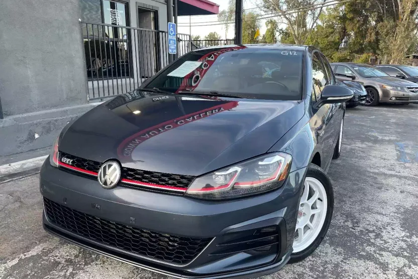 2018 Volkswagen Golf GTI SE photo 1