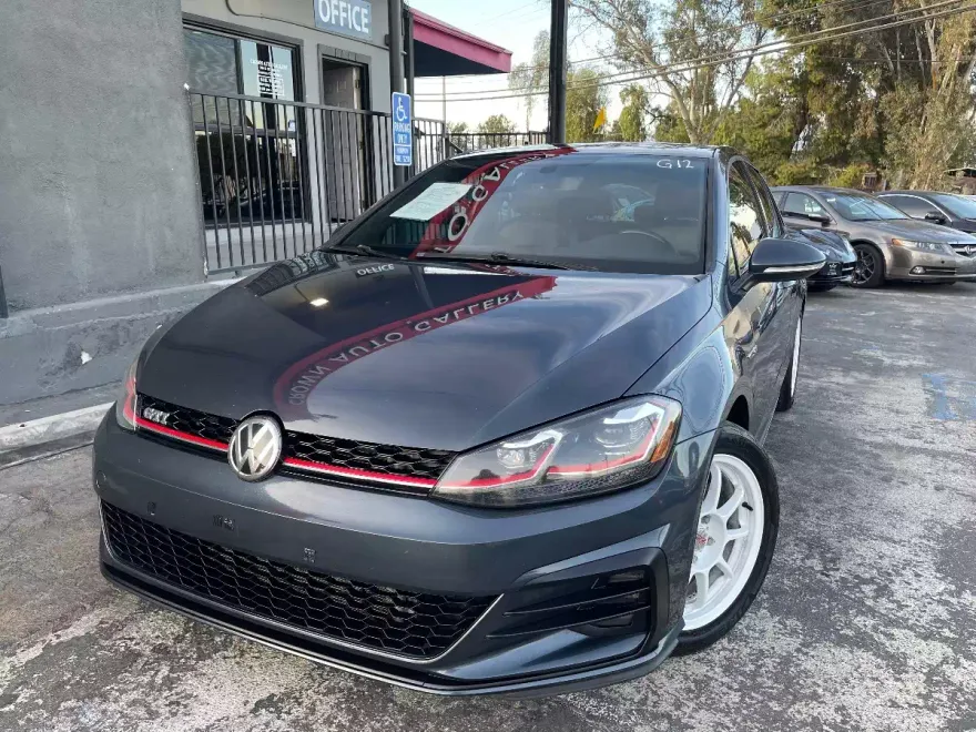 2018 Volkswagen Golf GTI SE photo 1