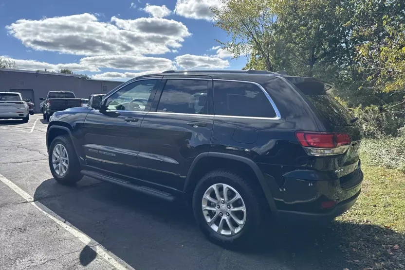 2021 Jeep Grand Cherokee Laredo photo 1