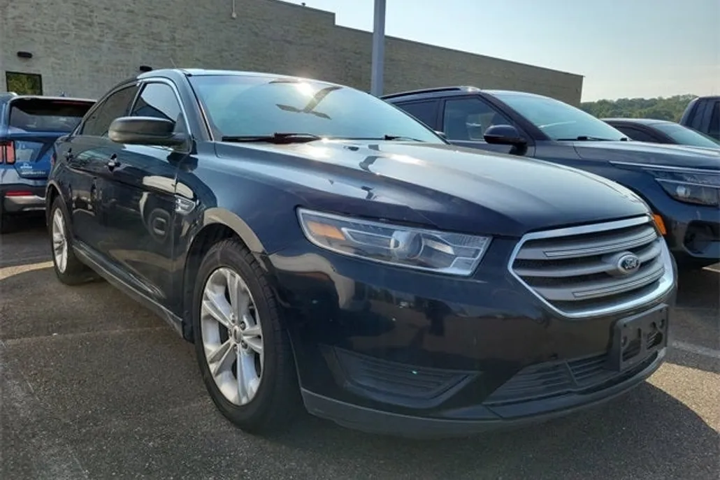 2016 Ford Taurus SE photo 1