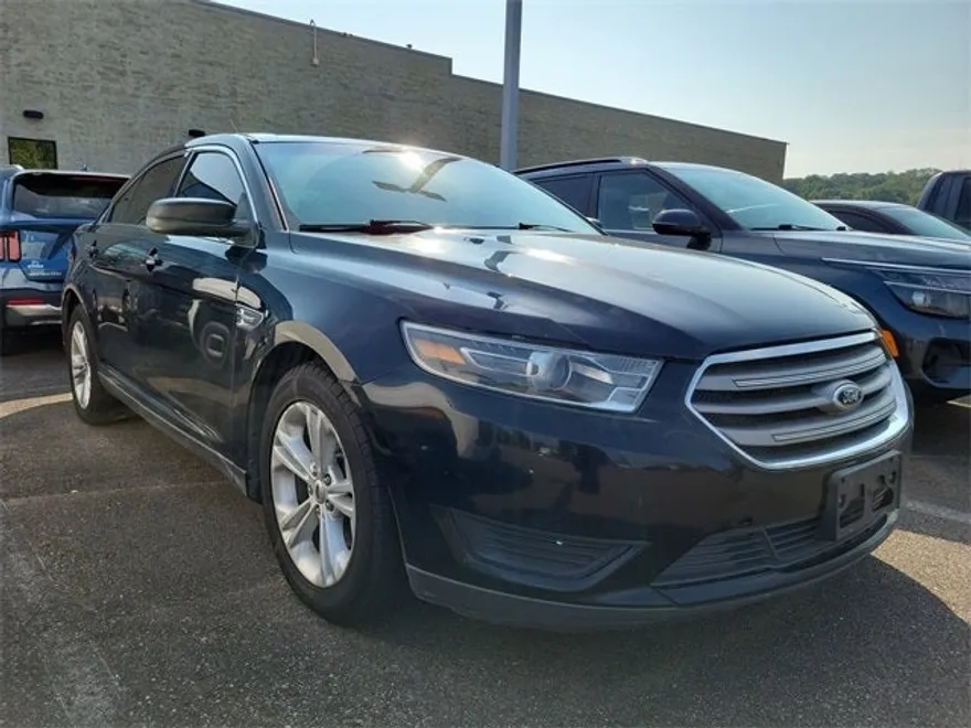 2016 Ford Taurus SE photo 1