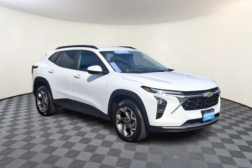 2024 Chevrolet Trax LT photo 1