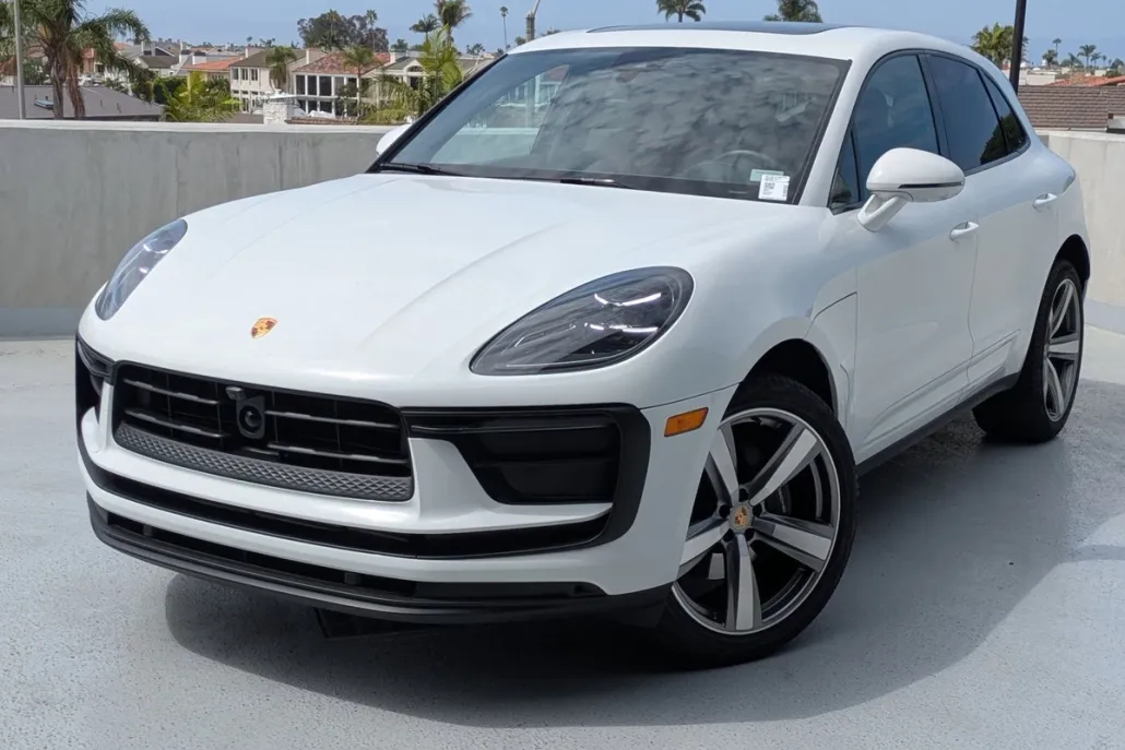 2025 Porsche Macan T photo 1