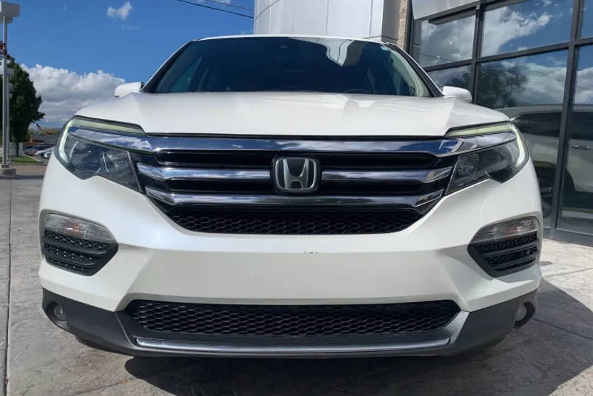 2017 Honda Pilot Touring photo 1