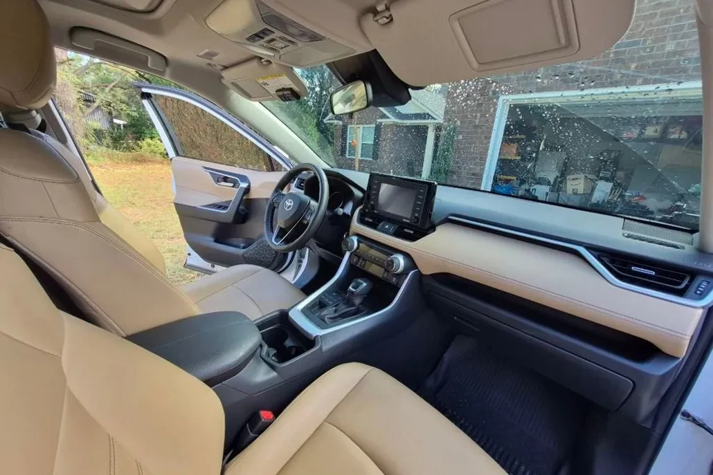 2020 Toyota RAV4 XLE Premium photo 1