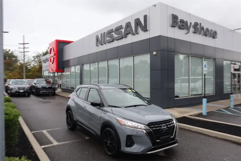 2022 Nissan Kicks SR photo 1