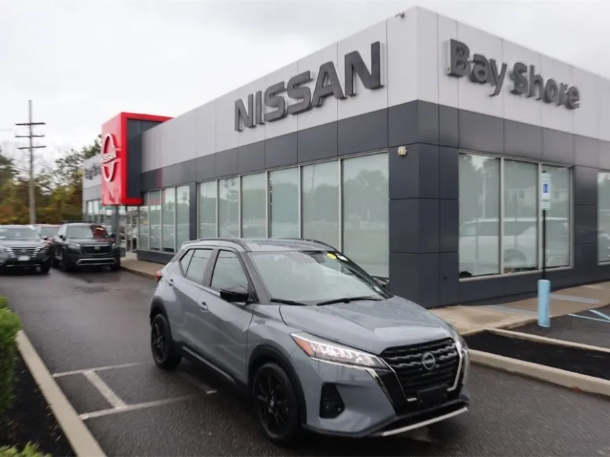 2022 Nissan Kicks SR photo 1