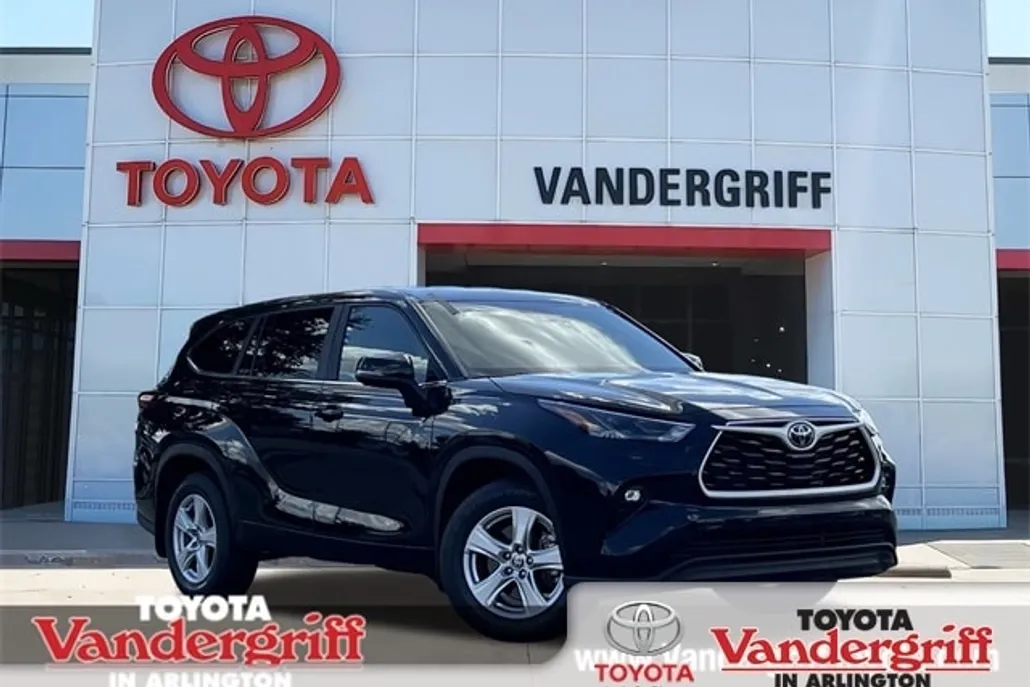 2024 Toyota Highlander LE photo 1