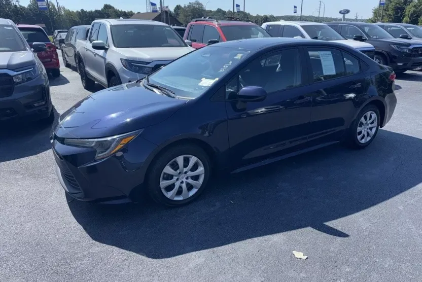 2023 Toyota Corolla LE photo 1