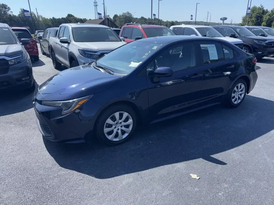 2023 Toyota Corolla LE photo 1