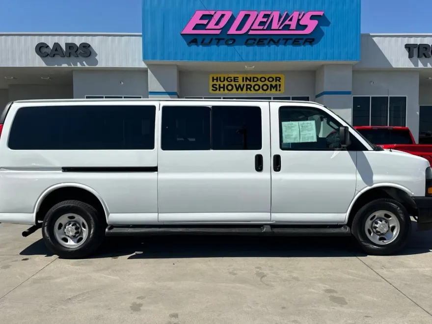 2023 Chevrolet Express Passenger 3500 photo 1