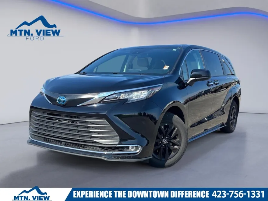 2022 Toyota Sienna XLE photo 1