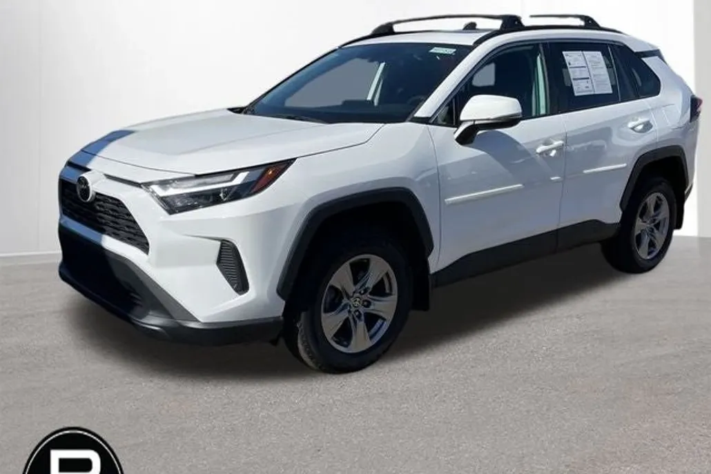 2022 Toyota RAV4 XLE photo 1