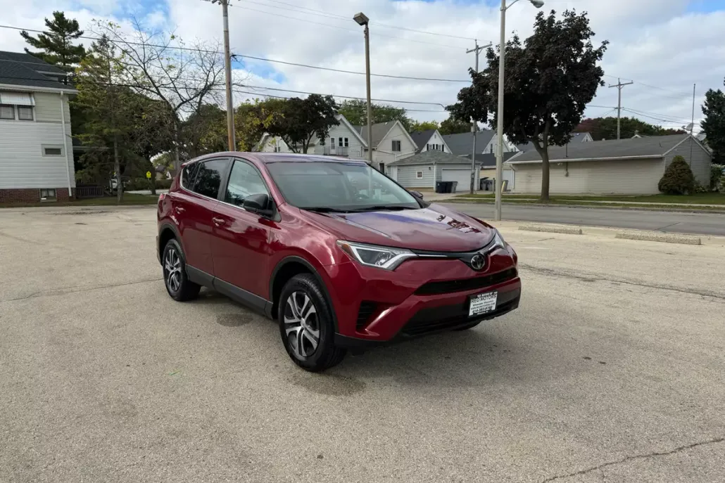 2018 Toyota RAV4 LE photo 1
