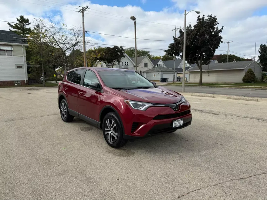 2018 Toyota RAV4 LE photo 1