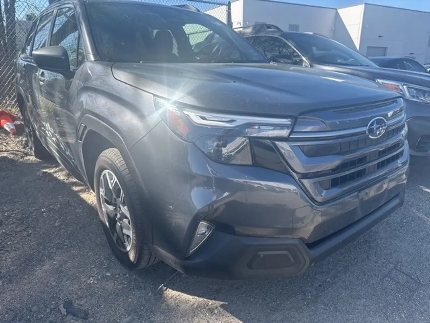 2025 Subaru Forester Premium photo 1