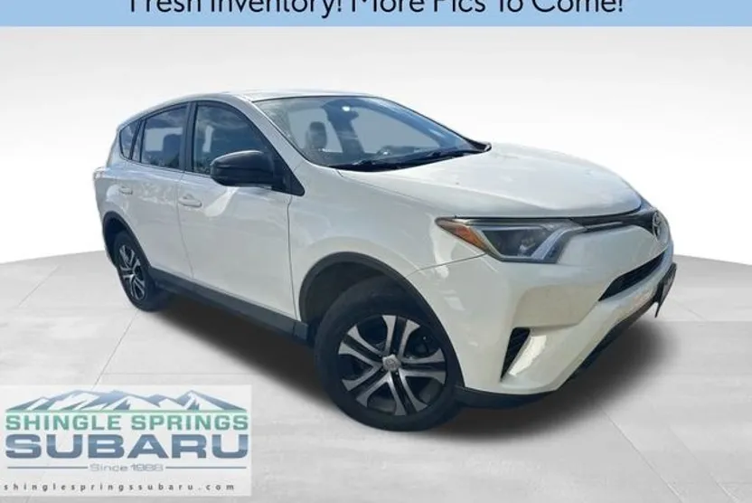 2016 Toyota RAV4 LE photo 1
