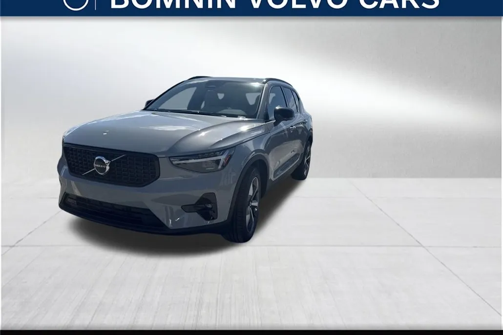 2026 Volvo XC40 Plus photo 1
