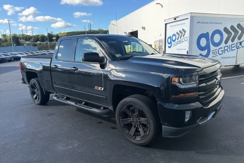 2017 Chevrolet Silverado 1500 LT photo 1