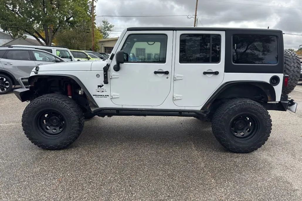 2017 Jeep Wrangler Unlimited Sahara photo 1