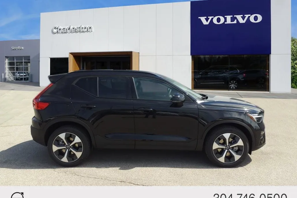 2025 Volvo XC40 Plus photo 1