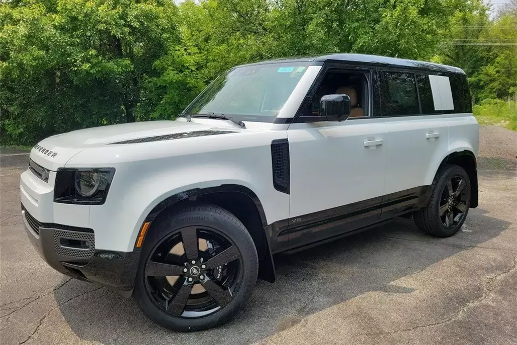 2025 Land Rover Defender 110 V8 photo 1