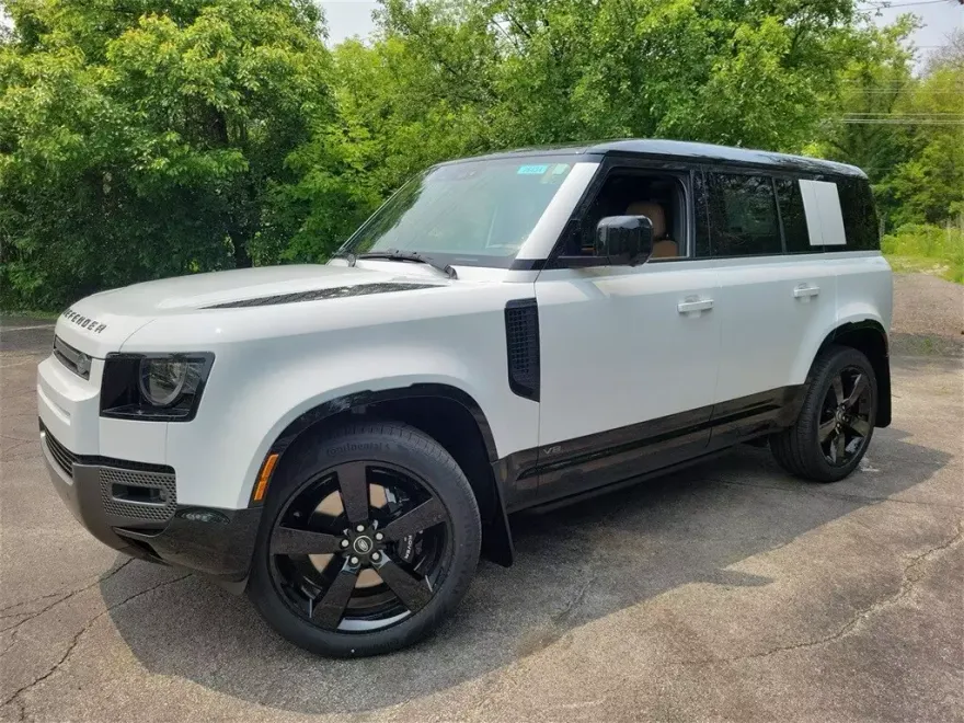 2025 Land Rover Defender 110 V8 photo 1