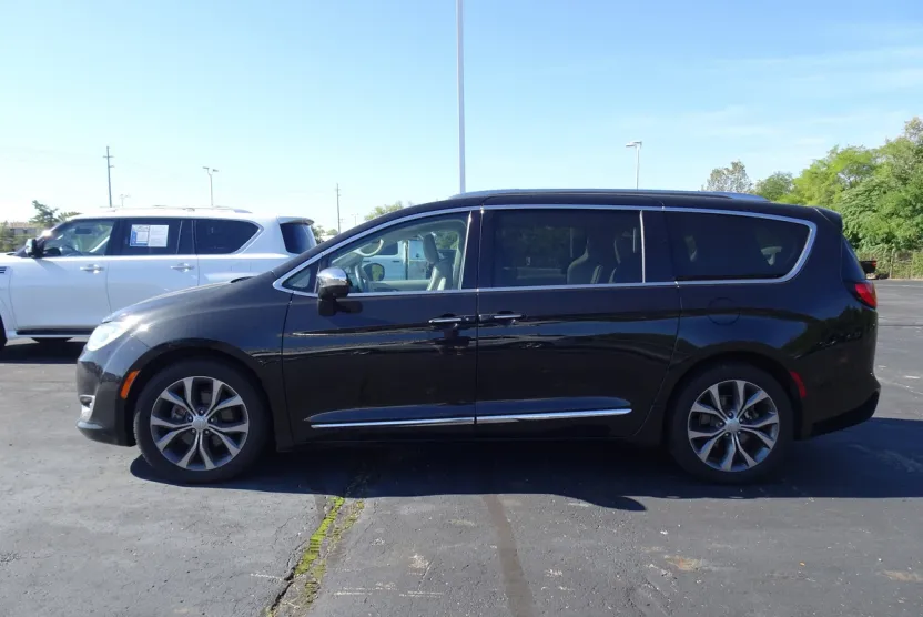 2017 Chrysler Pacifica Limited photo 1