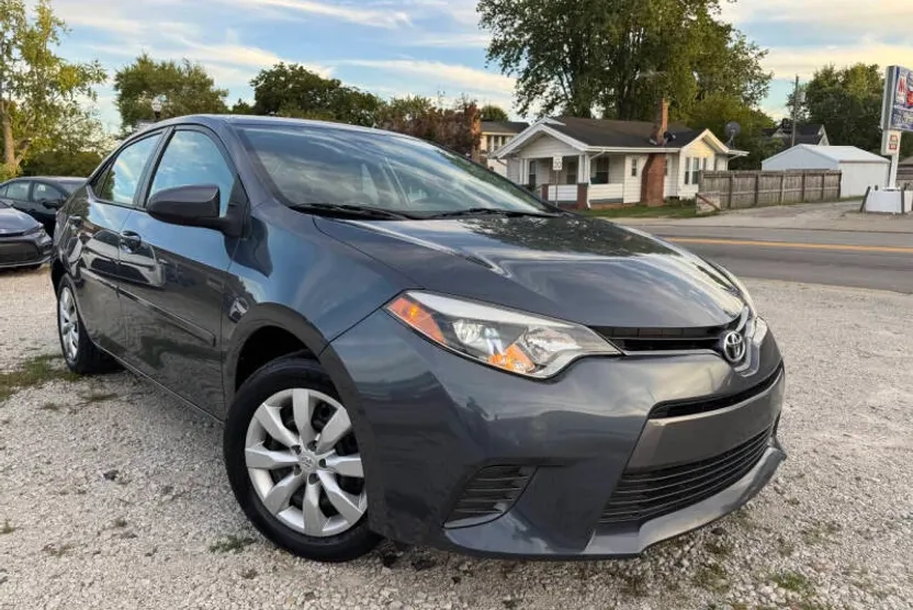 2015 Toyota Corolla LE photo 1