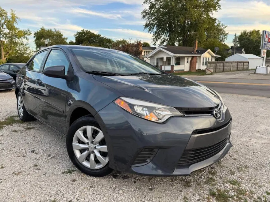 2015 Toyota Corolla LE photo 1