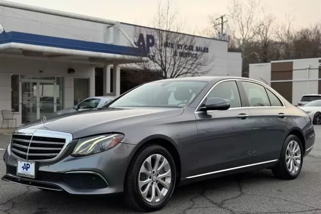 2017 Mercedes Benz E 300 4MATIC Sedan photo 1