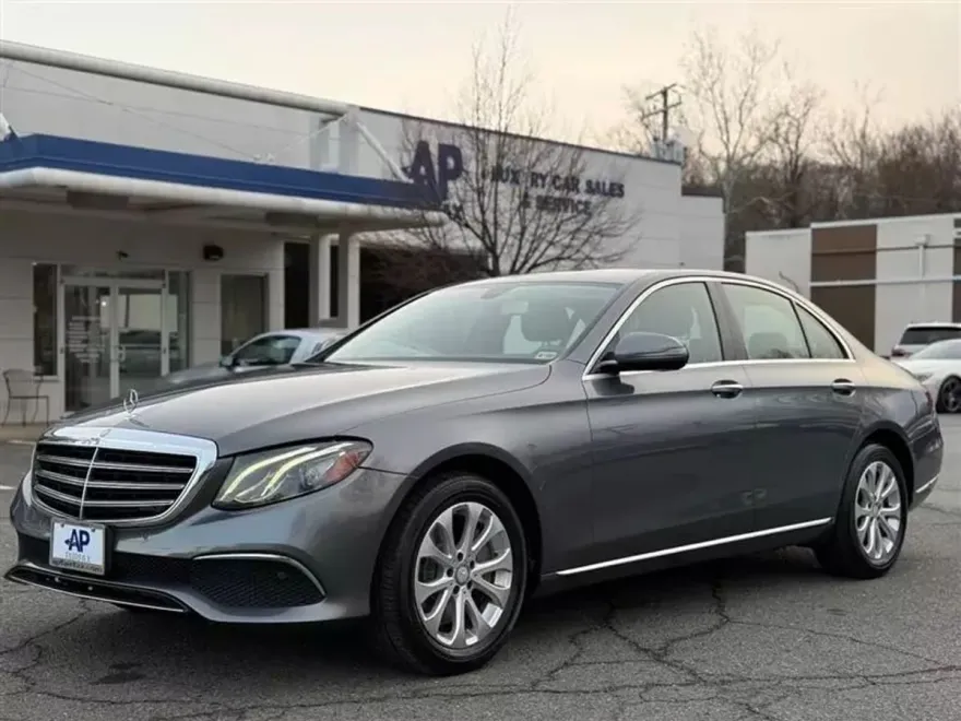 2017 Mercedes Benz E 300 4MATIC Sedan photo 1