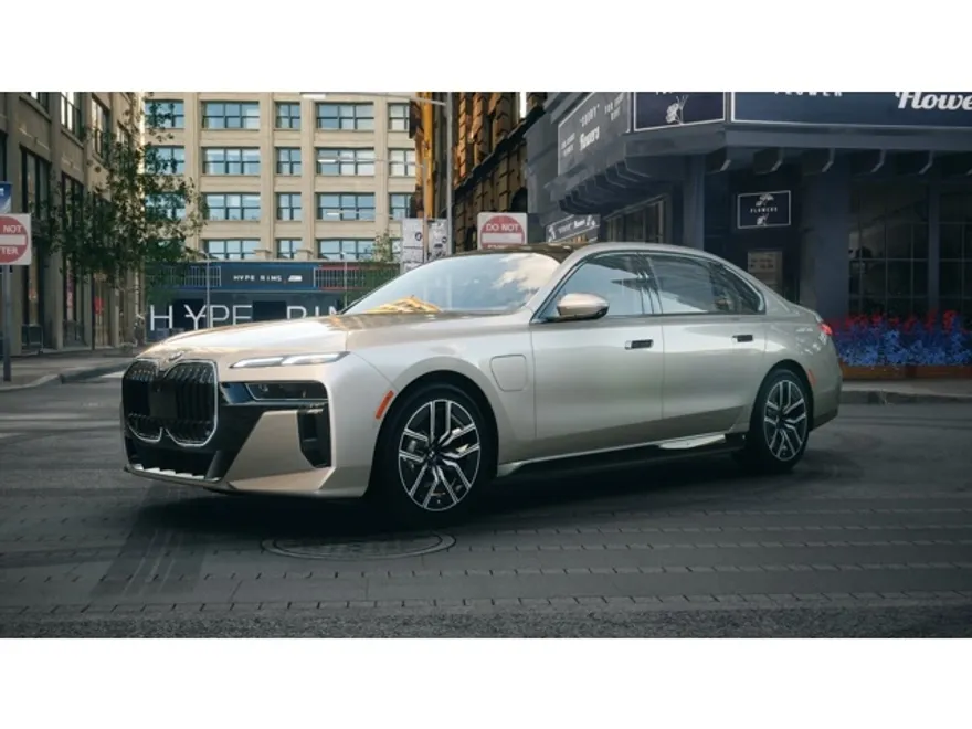 2026 Bmw 750e photo 1