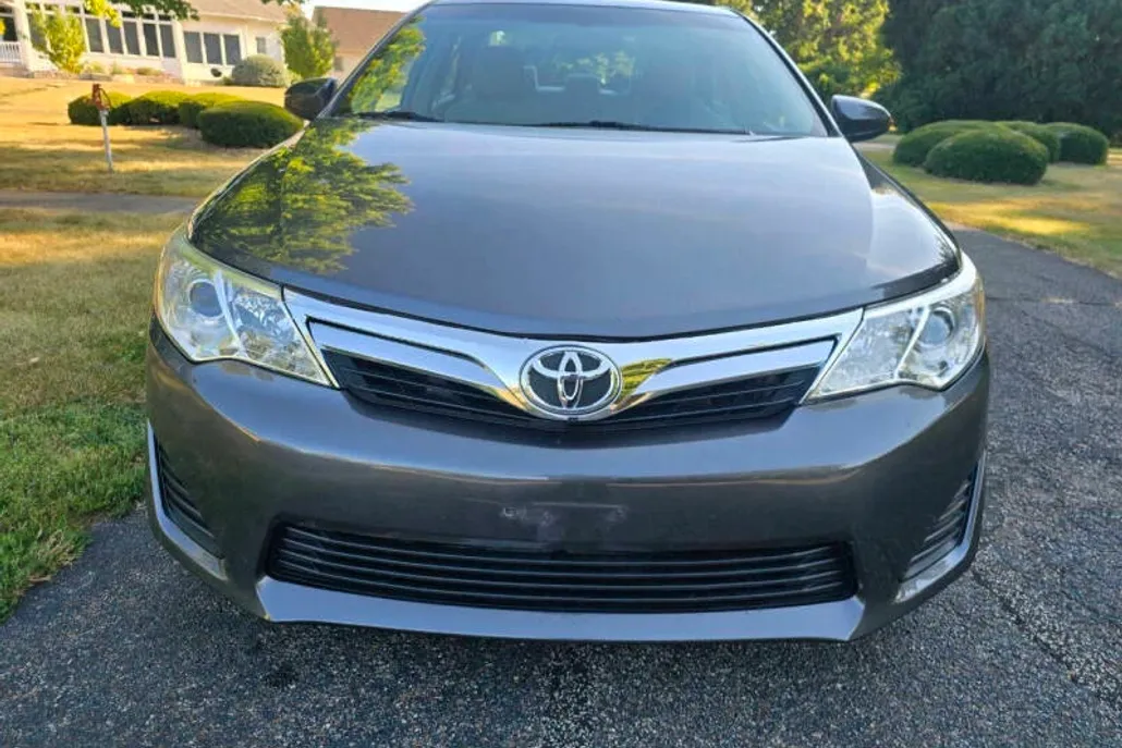 2014 Toyota Camry LE photo 1