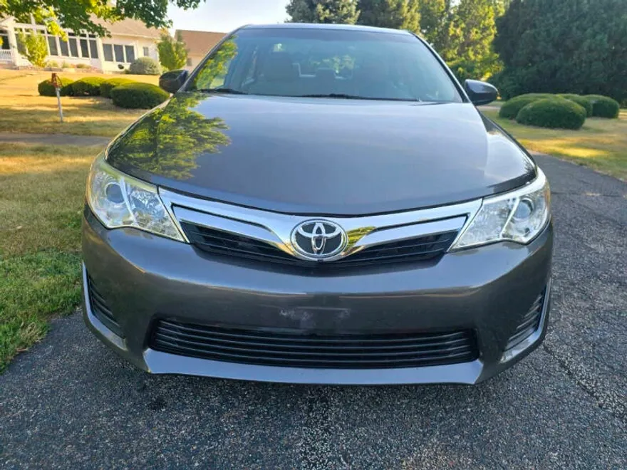 2014 Toyota Camry LE photo 1
