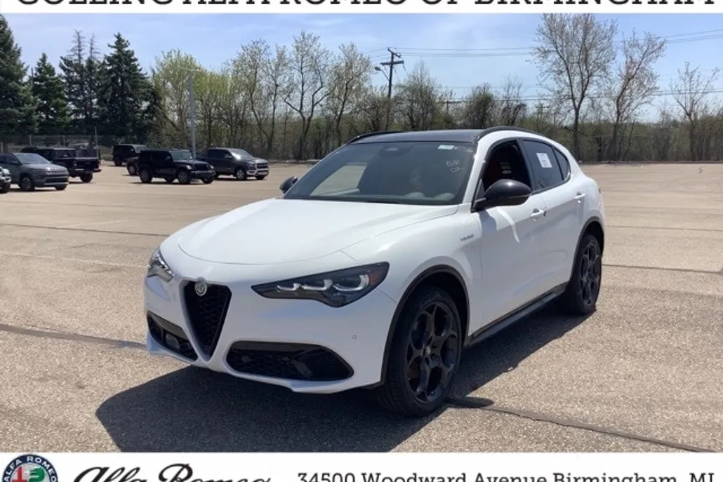 2025 Alfa Romeo Stelvio Sprint Base photo 1