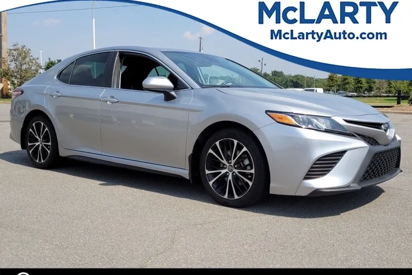 2020 Toyota Camry SE photo 1