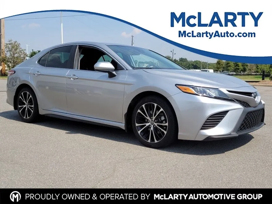 2020 Toyota Camry SE photo 1