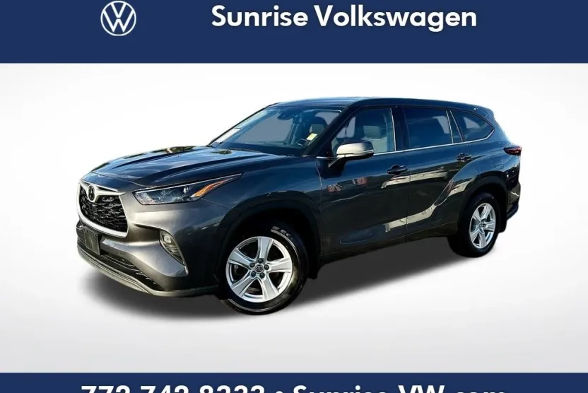 2022 Toyota Highlander LE photo 1