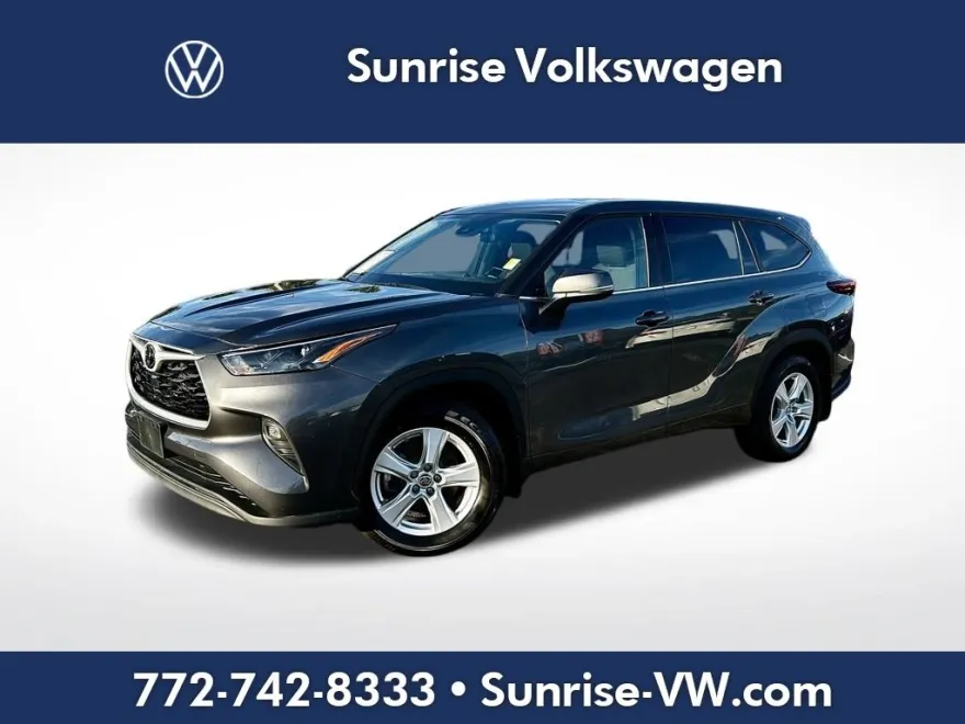 2022 Toyota Highlander LE photo 1