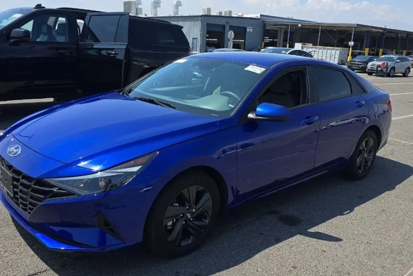 2023 Hyundai Elantra SEL photo 1