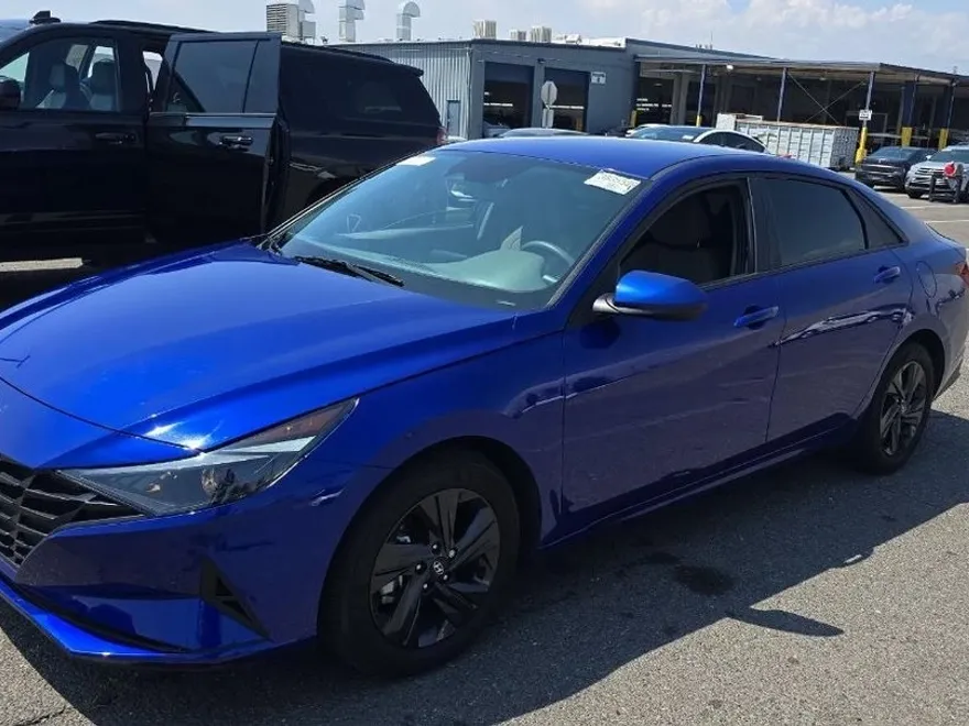 2023 Hyundai Elantra SEL photo 1