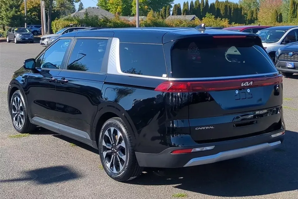 2024 Kia Carnival EX photo 1