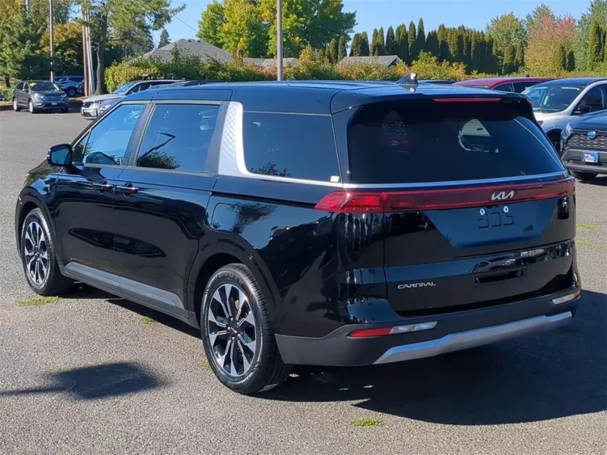 2024 Kia Carnival EX photo 1