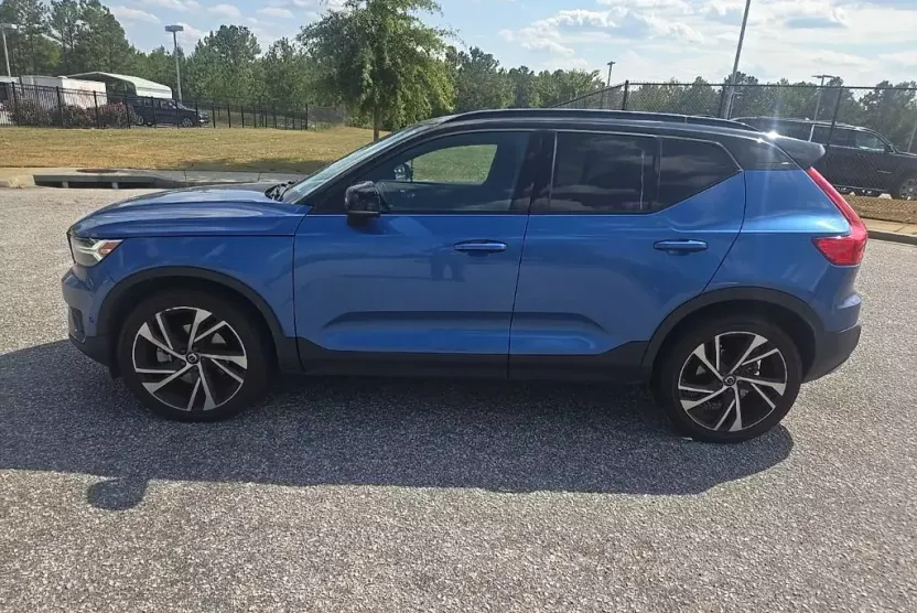 2019 Volvo XC40 T5 R-Design photo 1