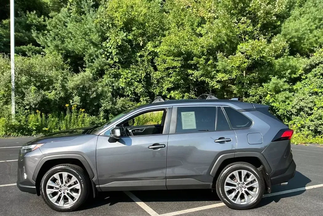 2022 Toyota RAV4 XLE Premium photo 1